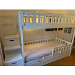 Łóżko piętrowe ze schodami do pokoju rodzeństwa